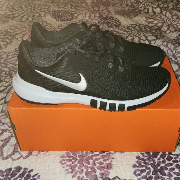 Nike Black and White Athletic Shoes - Picture 1 of 3